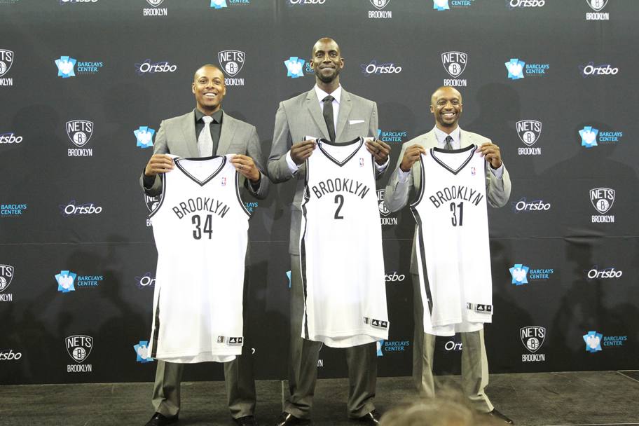 Il passaggio ai Brooklyn Nets di New York con Paul Pierce e Jason Terry nel 2013 (Getty Images)